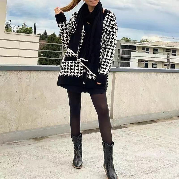 Damer Stor stickad cardigan i houndstooth-mönster med pärlknappar Mirla-Eva Jonsson