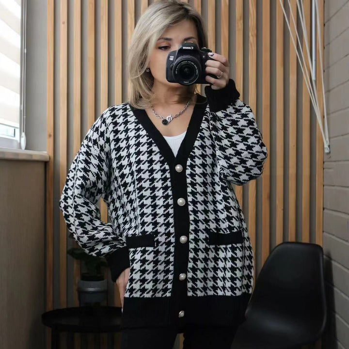 Damer Stor stickad cardigan i houndstooth-mönster med pärlknappar Mirla-Eva Jonsson