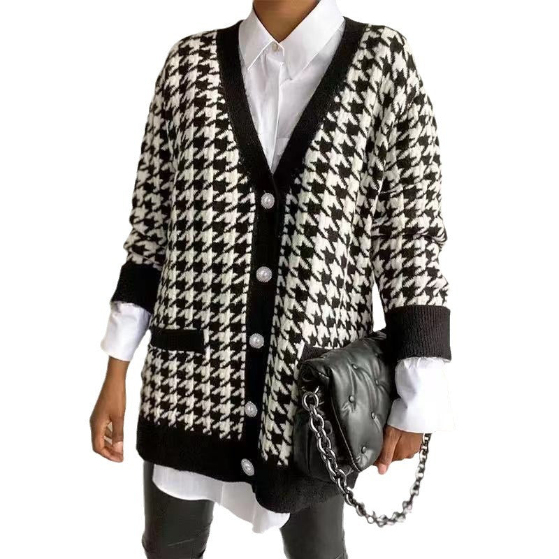 Damer Stor stickad cardigan i houndstooth-mönster med pärlknappar Mirla-Eva Jonsson