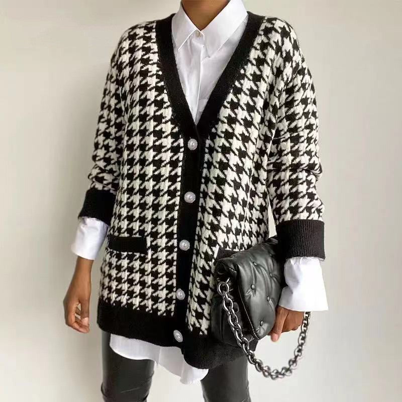 Damer Stor stickad cardigan i houndstooth-mönster med pärlknappar Mirla-Eva Jonsson