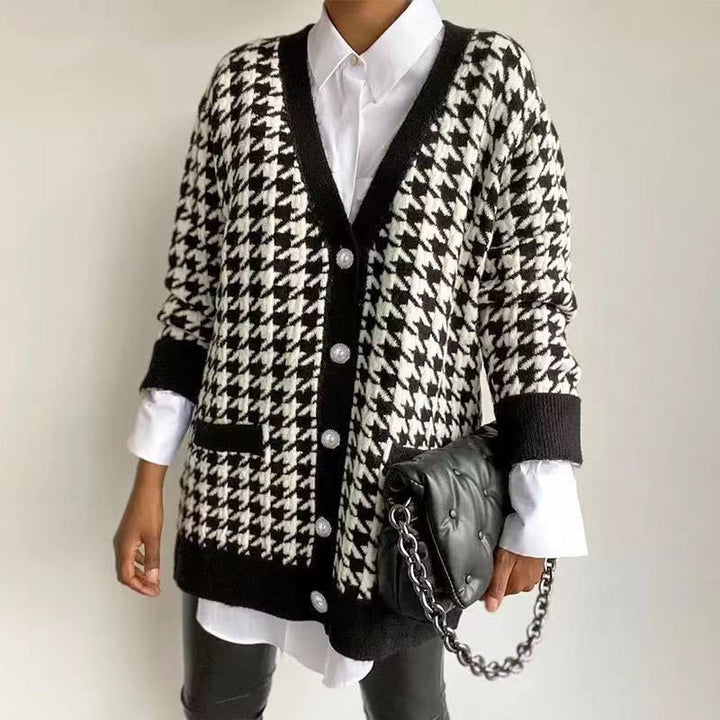 Damer Stor stickad cardigan i houndstooth-mönster med pärlknappar Mirla-Eva Jonsson