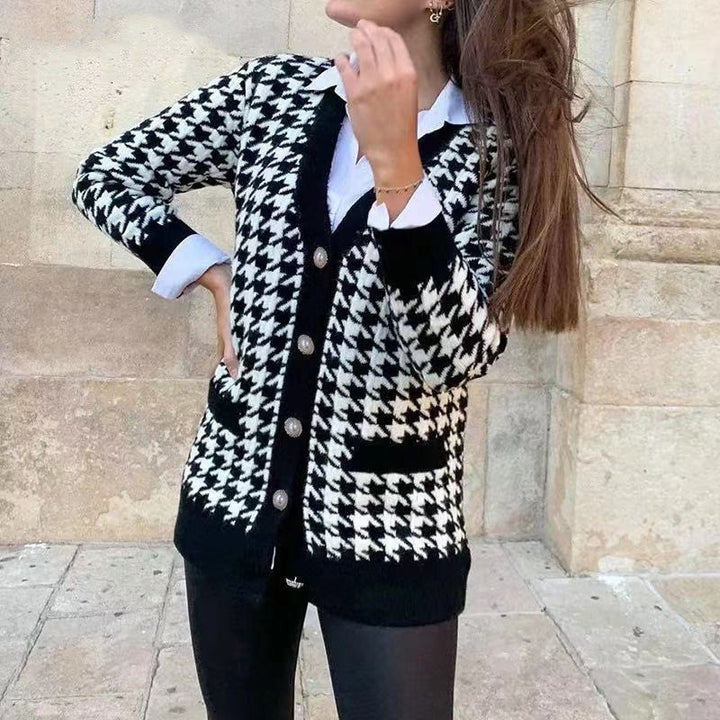 Damer Stor stickad cardigan i houndstooth-mönster med pärlknappar Mirla-Eva Jonsson
