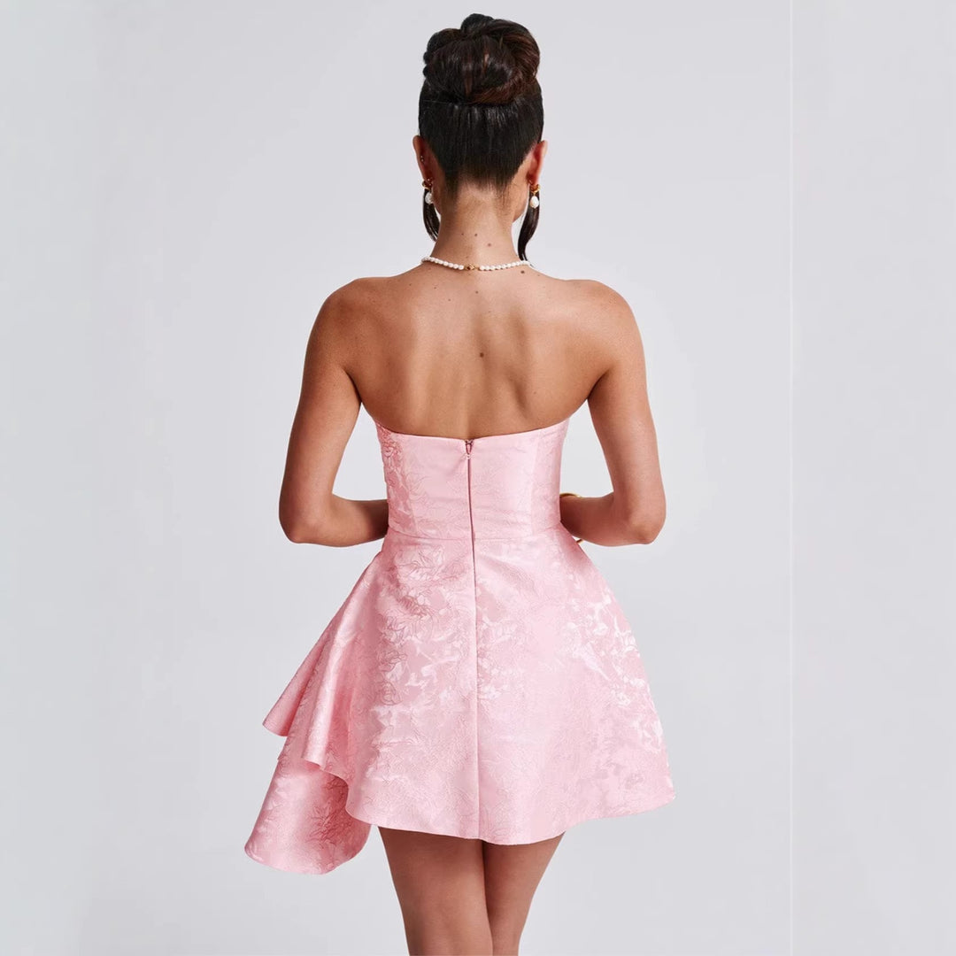 Damer Strapless Aftonklänning med asymmetrisk fåll och blomformad design Mirla-Eva Jonsson
