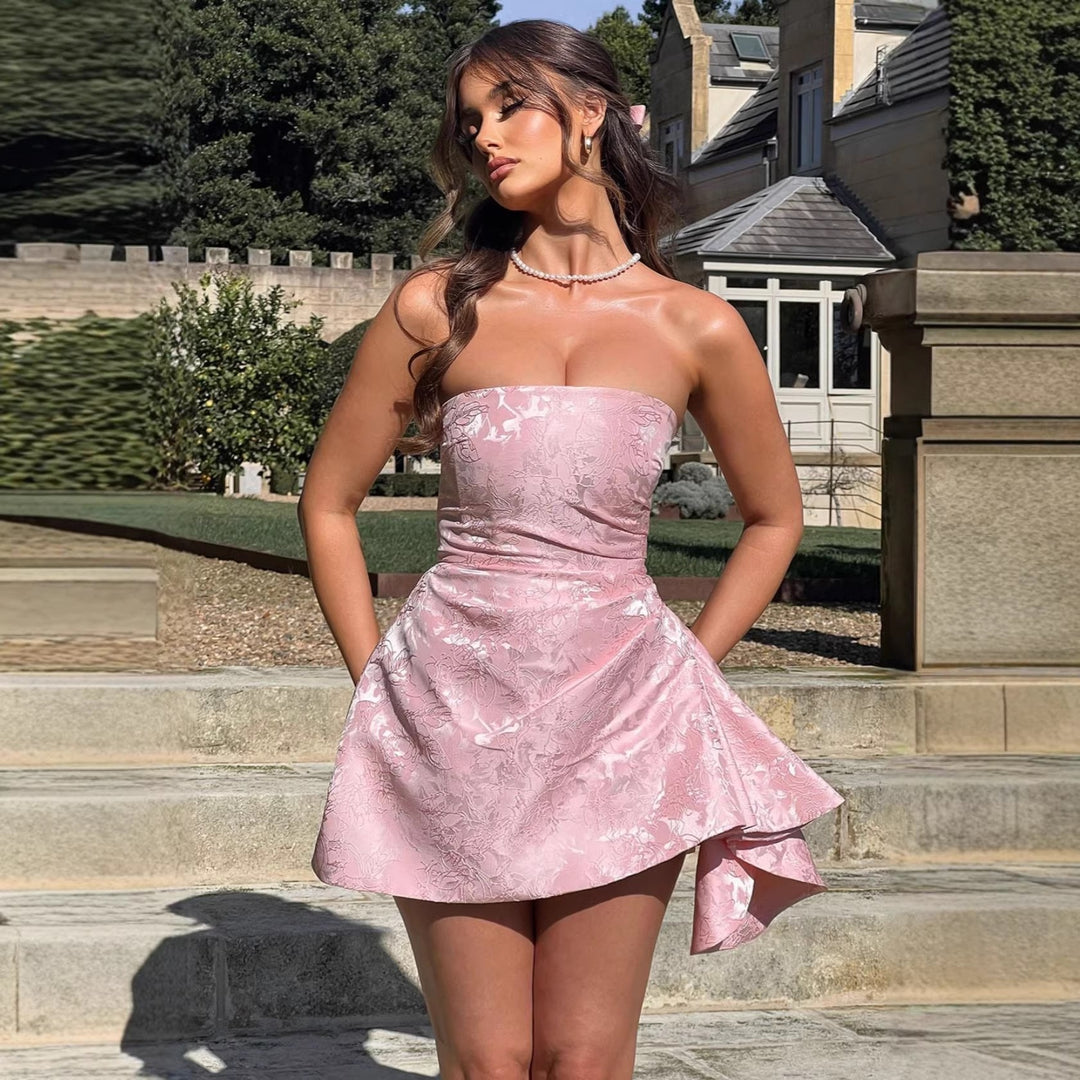 Damer Strapless Aftonklänning med asymmetrisk fåll och blomformad design Mirla-Eva Jonsson