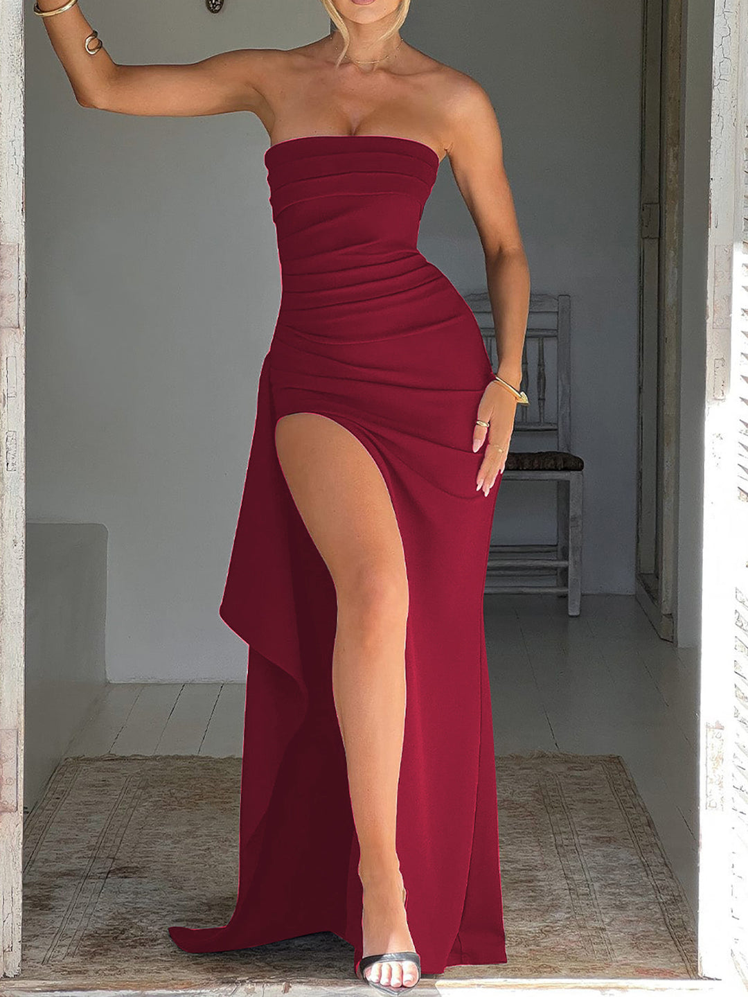 Damer Strapless Maxiklänning med elegant draperingsdetalj och hög slits Eva Jonsson-Eva Jonsson