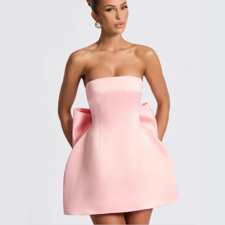 Damer Strapless Mini-klänning med figurnära snitt och svängande fåll Mirla-Eva Jonsson
