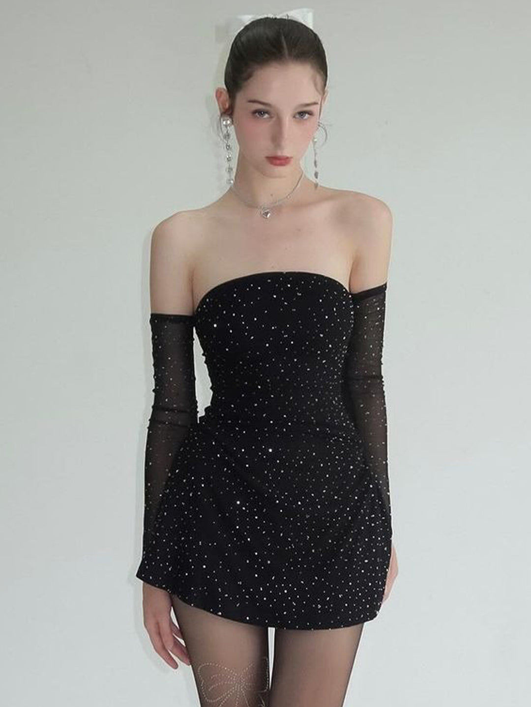 Damer Strapless Miniklänning med glittrande applikationer och transparenta ärmar Mirla-Eva Jonsson