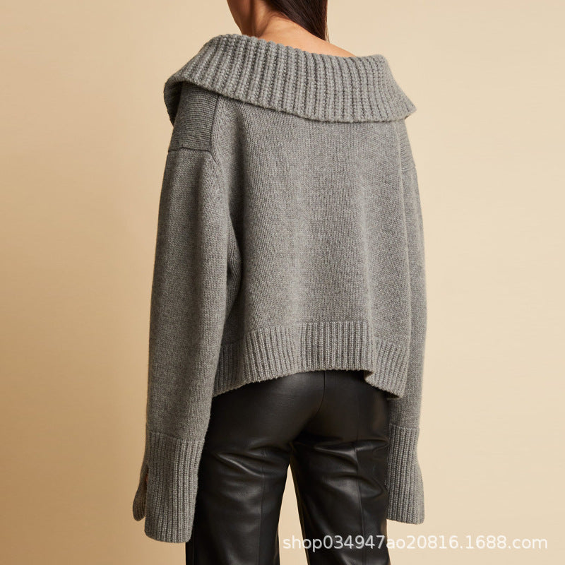 Damer Stylish Stickad Tröja med Djupt V-ringning och Oversized Krage Mirla-Eva Jonsson