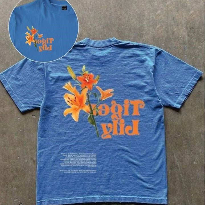 Damer T-shirt med konstnärlig floraltryck och lekfull text Mirla-Eva Jonsson