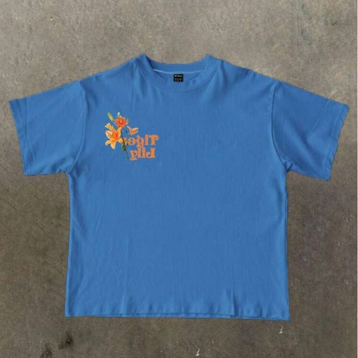 Damer T-shirt med konstnärlig floraltryck och lekfull text Mirla-Eva Jonsson