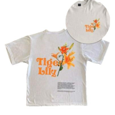 Damer T-shirt med konstnärlig floraltryck och lekfull text Mirla-Eva Jonsson