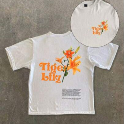 Damer T-shirt med konstnärlig floraltryck och lekfull text Mirla-Eva Jonsson