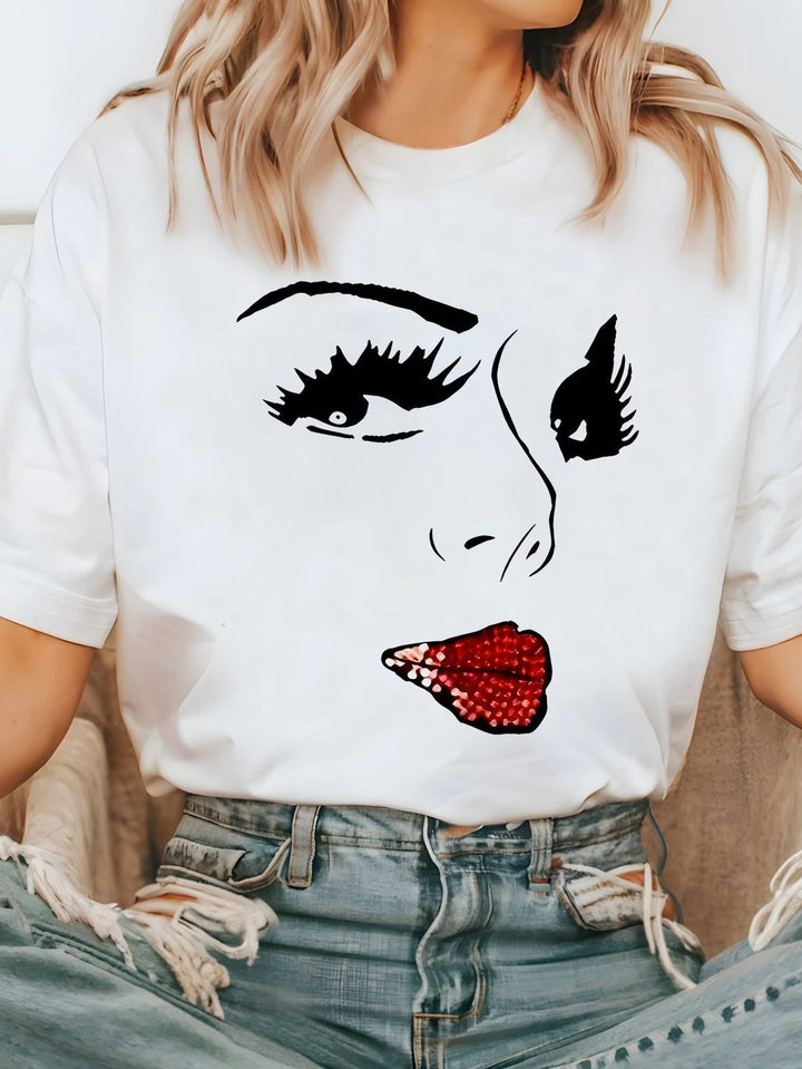 Damer T-shirt med kreativ grafisk tryck och lyxiga paljettaccentuer. Mirla-Eva Jonsson