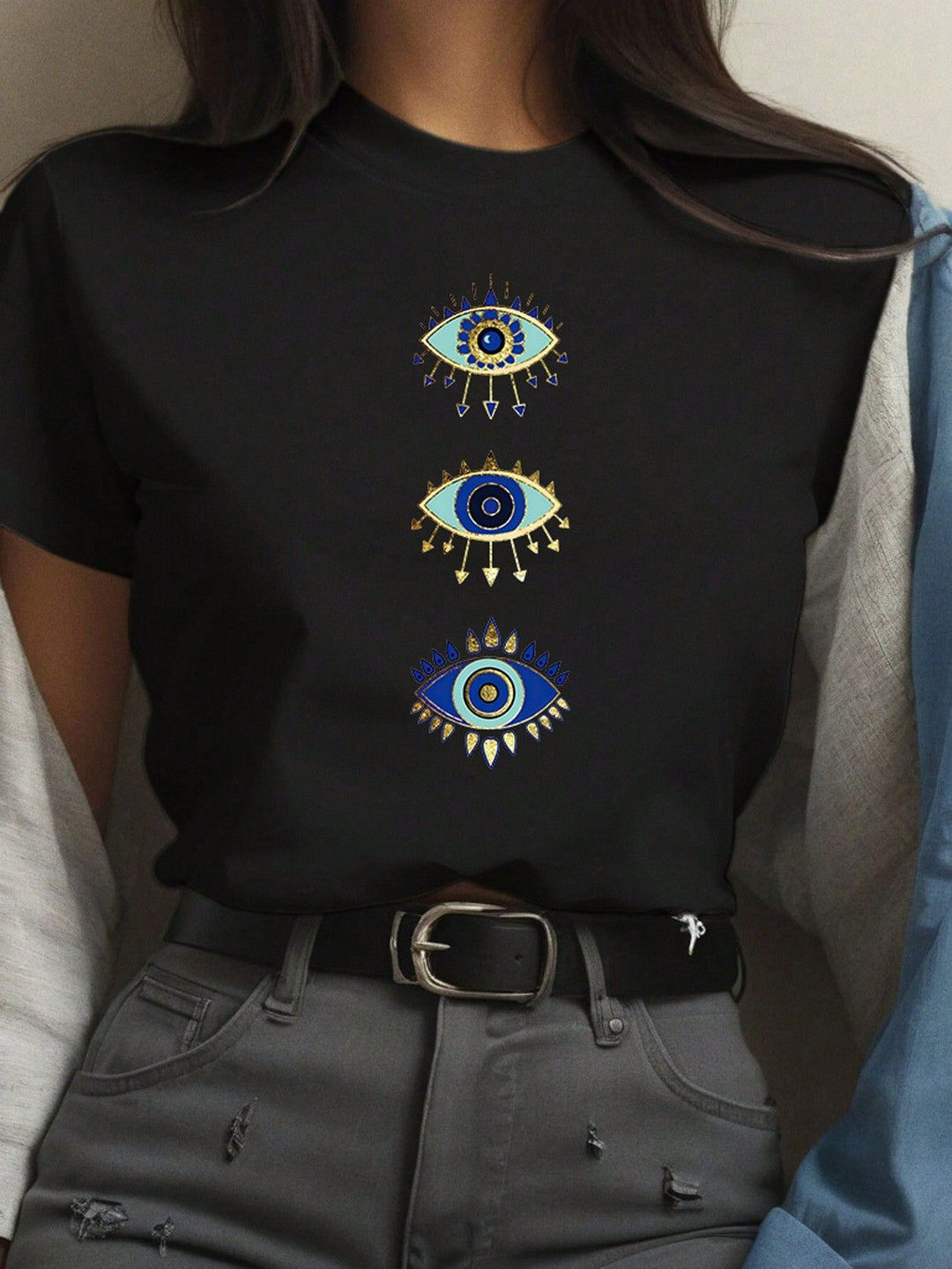 Damer T-shirt med kreativ grafisk tryck och lyxiga paljettaccentuer. Mirla-Eva Jonsson