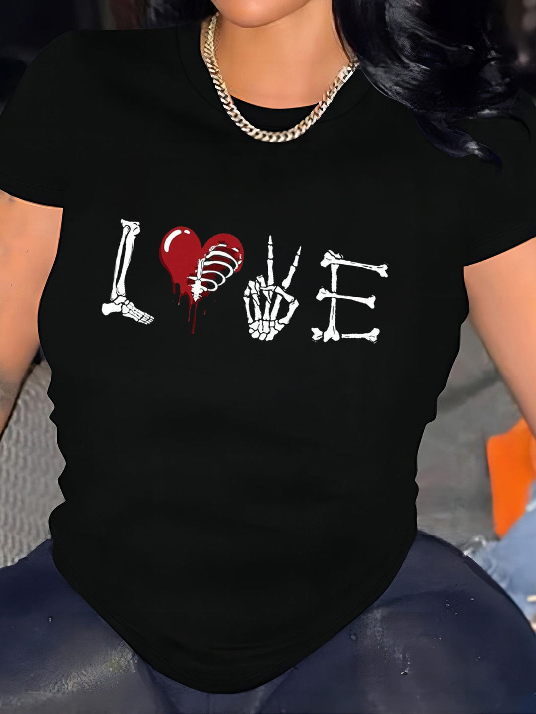 Damer T-shirt med kreativ grafisk tryck och lyxiga paljettaccentuer. Mirla-Eva Jonsson