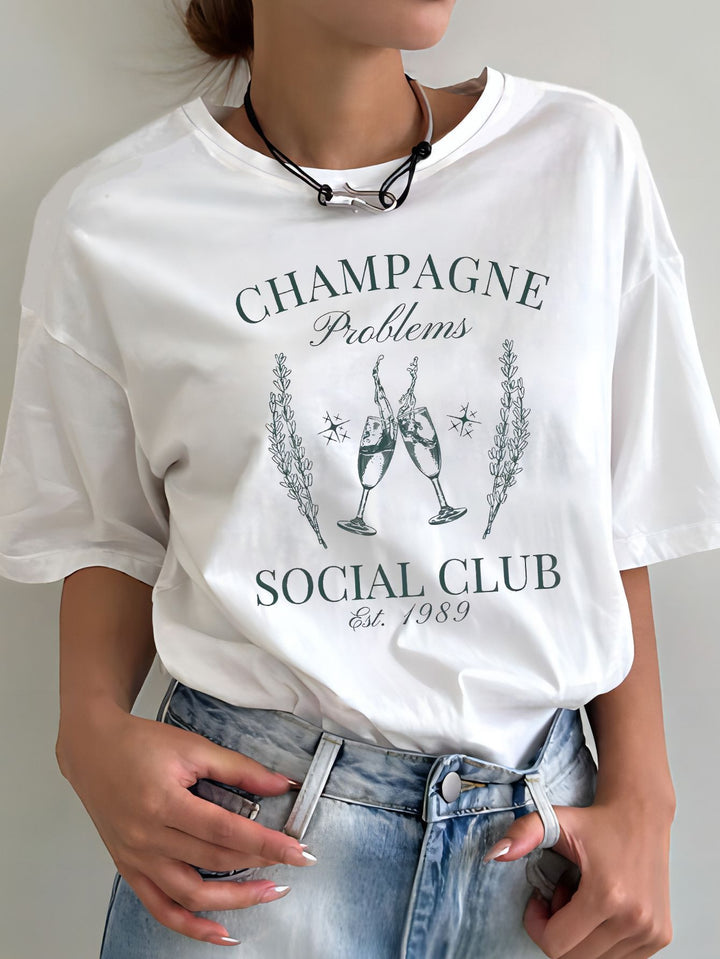 Damer T-shirt med kreativ grafisk tryck och lyxiga paljettaccentuer. Mirla-Eva Jonsson
