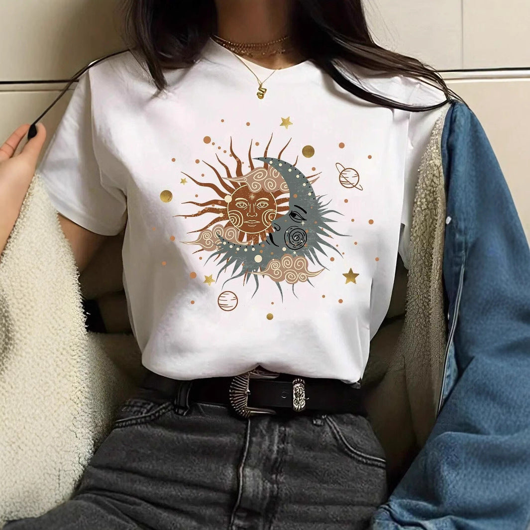 Damer T-shirt med kreativ grafisk tryck och lyxiga paljettaccentuer. Mirla-Eva Jonsson