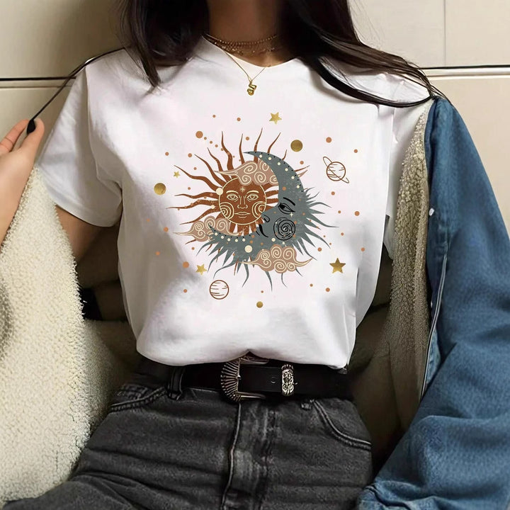 Damer T-shirt med kreativ grafisk tryck och lyxiga paljettaccentuer. Mirla-Eva Jonsson