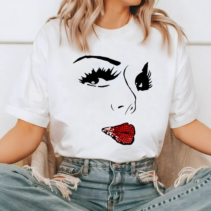 Damer T-shirt med kreativ grafisk tryck och lyxiga paljettaccentuer. Mirla-Eva Jonsson