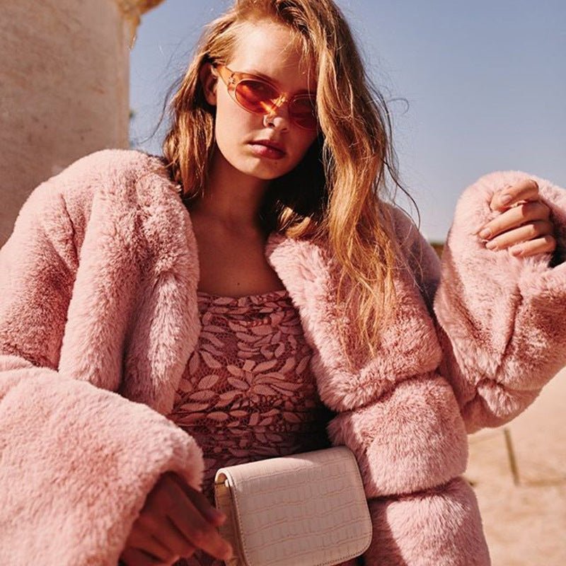Damer Trendig Konstfälljacka med voluminösa Puffärmar och nära halsen avslutande design Mirla-Eva Jonsson