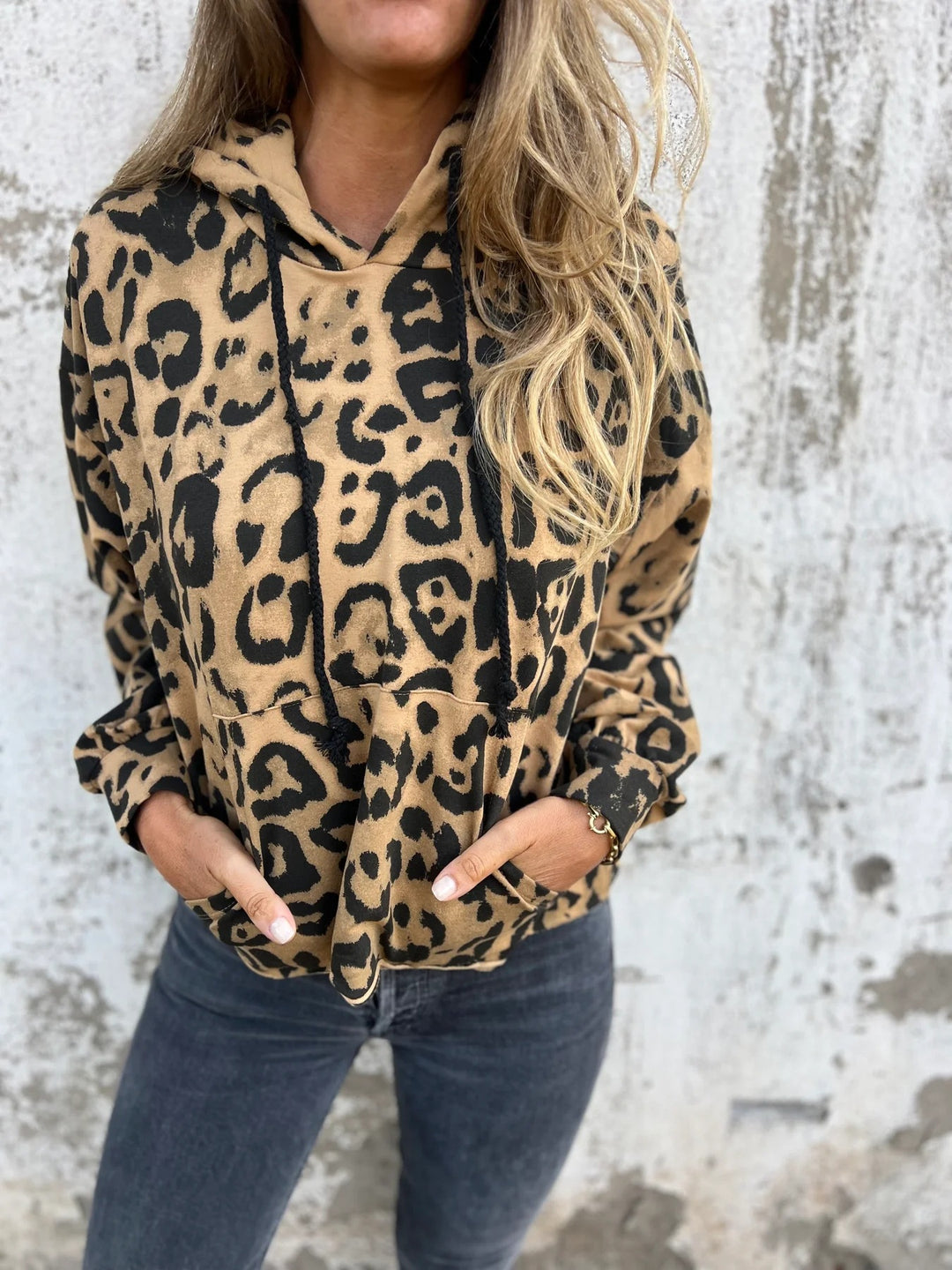 Damer Urban Hoodie med stilfullt djurmotiv Mirla-Eva Jonsson