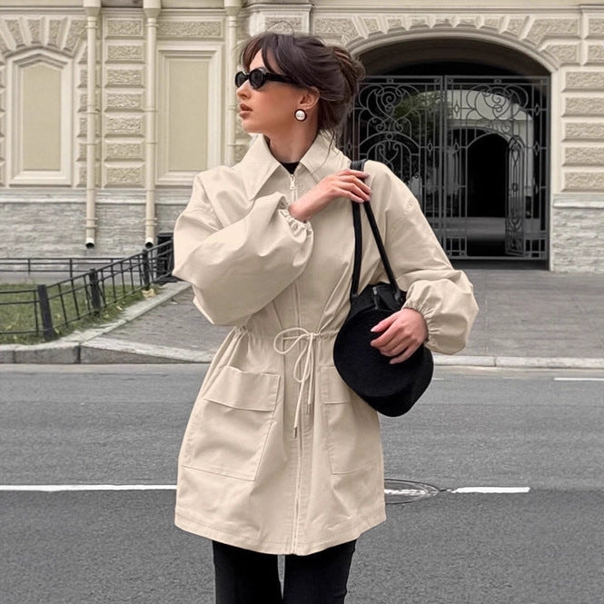 Damer Utility-jacka i modern design med bältesdetaljer och stora fickor Mirla-Eva Jonsson