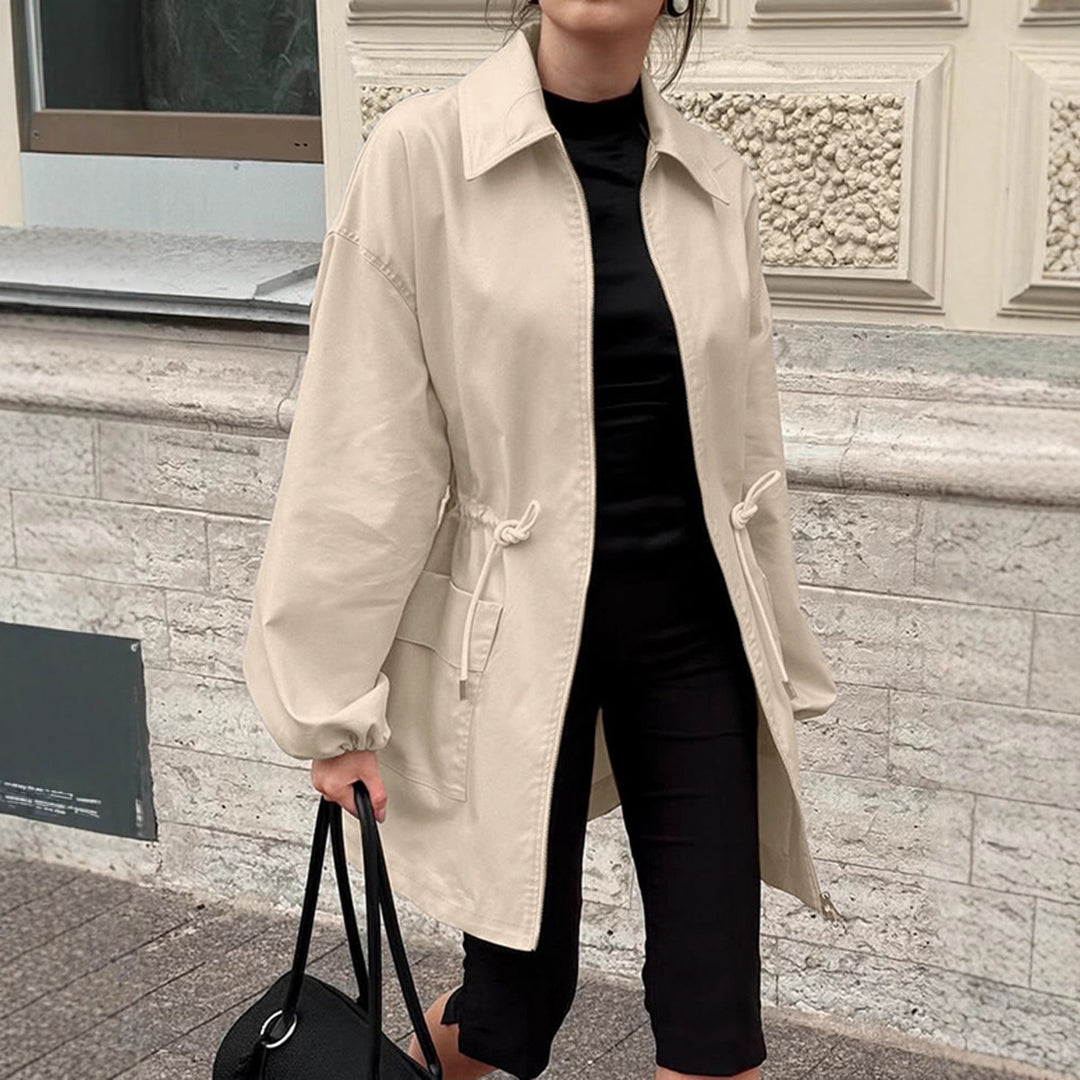 Damer Utility-jacka i modern design med bältesdetaljer och stora fickor Mirla-Eva Jonsson