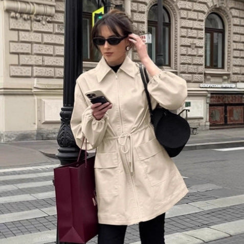 Damer Utility-jacka i modern design med bältesdetaljer och stora fickor Mirla-Eva Jonsson