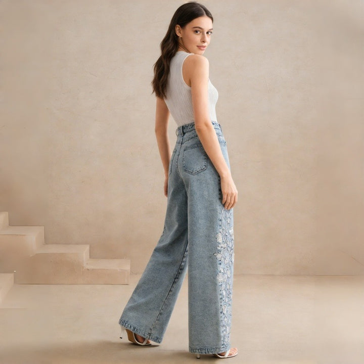 Damer Vid beskärning Jeans med blommigt broderidesign Mirla-Eva Jonsson