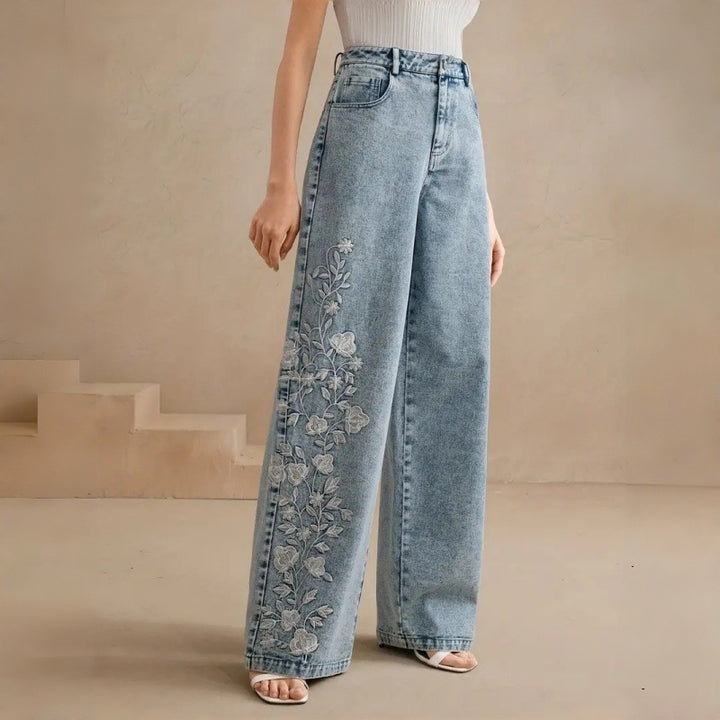 Damer Vid beskärning Jeans med blommigt broderidesign Mirla-Eva Jonsson