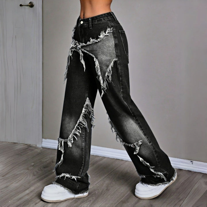 Damer Vida Jeans i modern förstörd stil med fransiga detaljer Mirla-Eva Jonsson