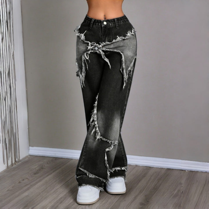 Damer Vida Jeans i modern förstörd stil med fransiga detaljer Mirla-Eva Jonsson
