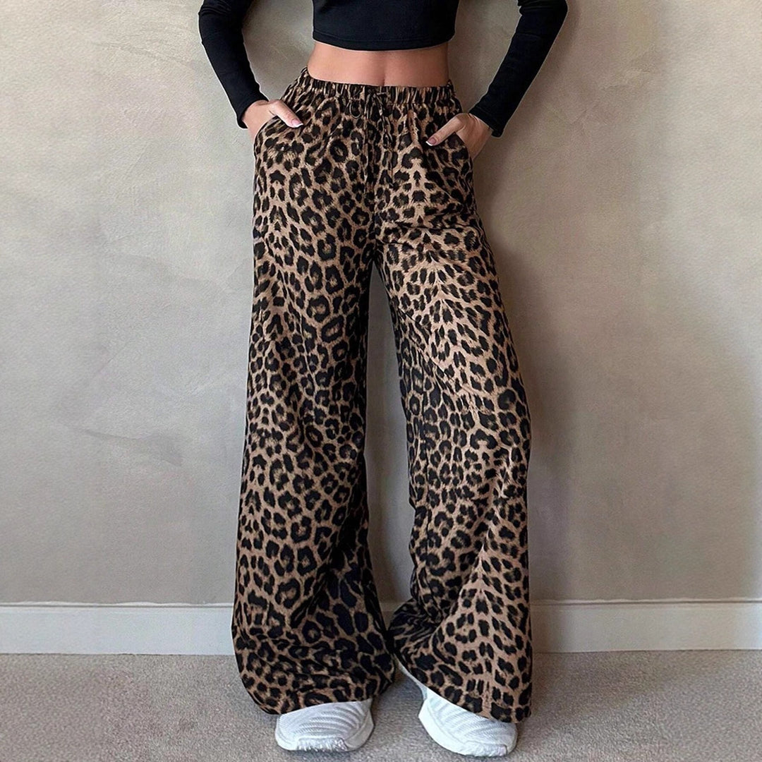 Damer Vida Palazzo-byxor med iögonfallande leopardmönster Mirla-Eva Jonsson