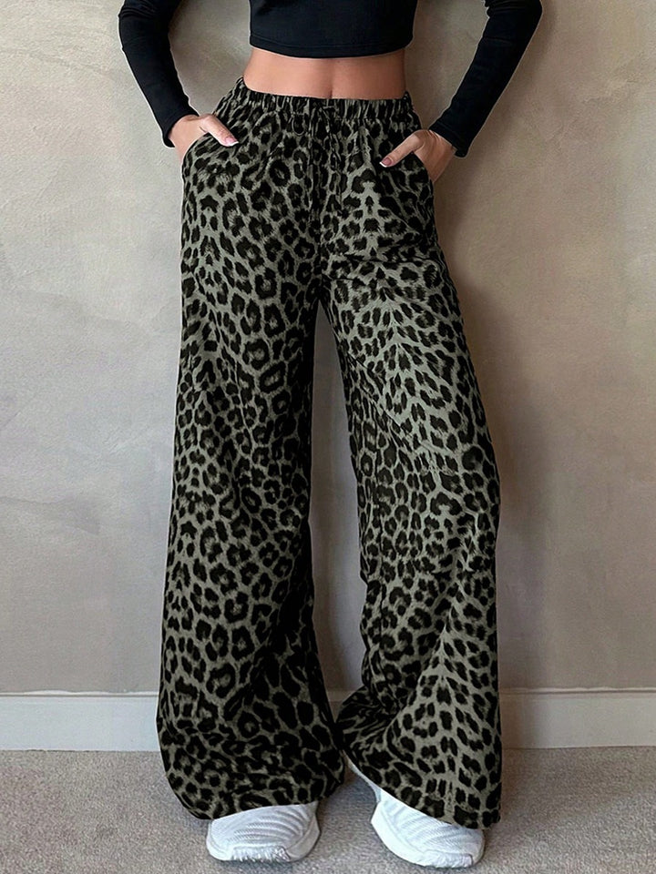Damer Vida Palazzo-byxor med iögonfallande leopardmönster Mirla-Eva Jonsson