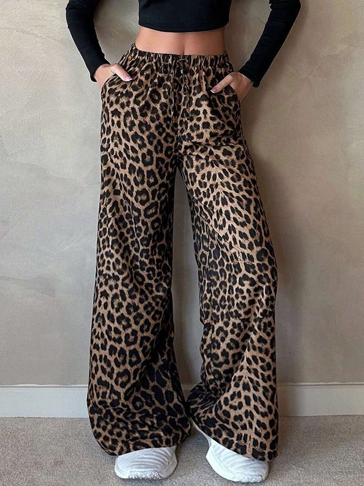 Damer Vida Palazzo-byxor med iögonfallande leopardmönster Mirla-Eva Jonsson