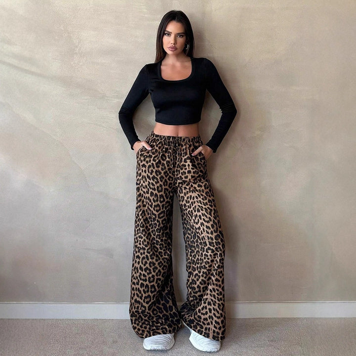 Damer Vida Palazzo-byxor med iögonfallande leopardmönster Mirla-Eva Jonsson