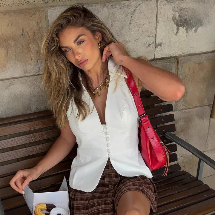 Damer ärmlös blazer-topp med elegant snitt och smakfulla knappdetaljer Mirla-Eva Jonsson
