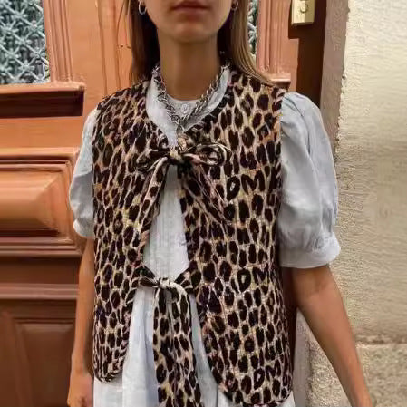 Damer ärmlös topp med charmig knytning och moderiktig leopardmönster Mirla-Eva Jonsson