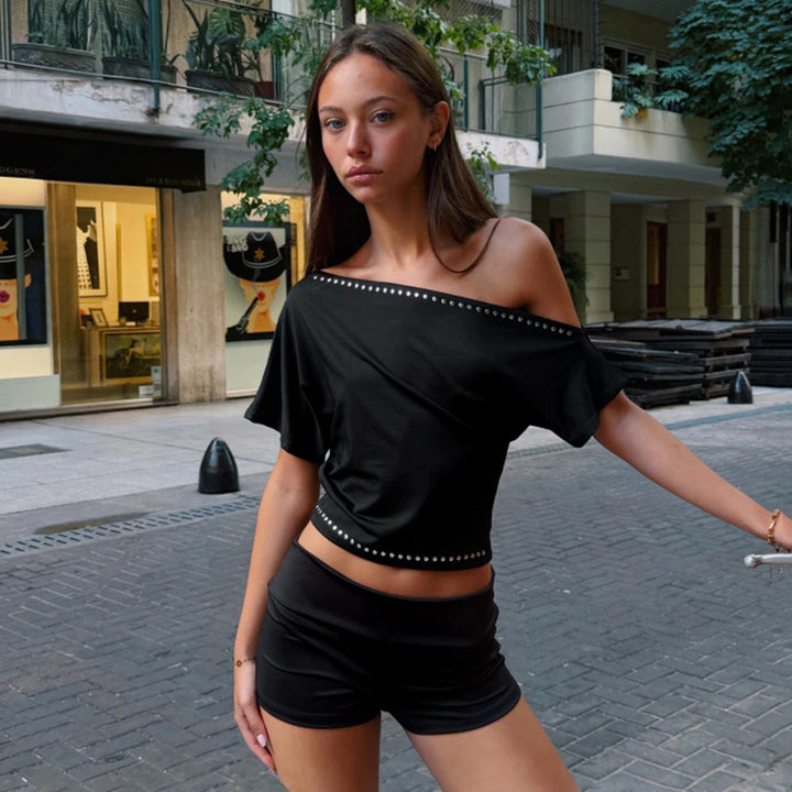 Damer asymmetrisk Crop-top med mjukt flödande tyg och dekorativa nitar Mirla-Eva Jonsson