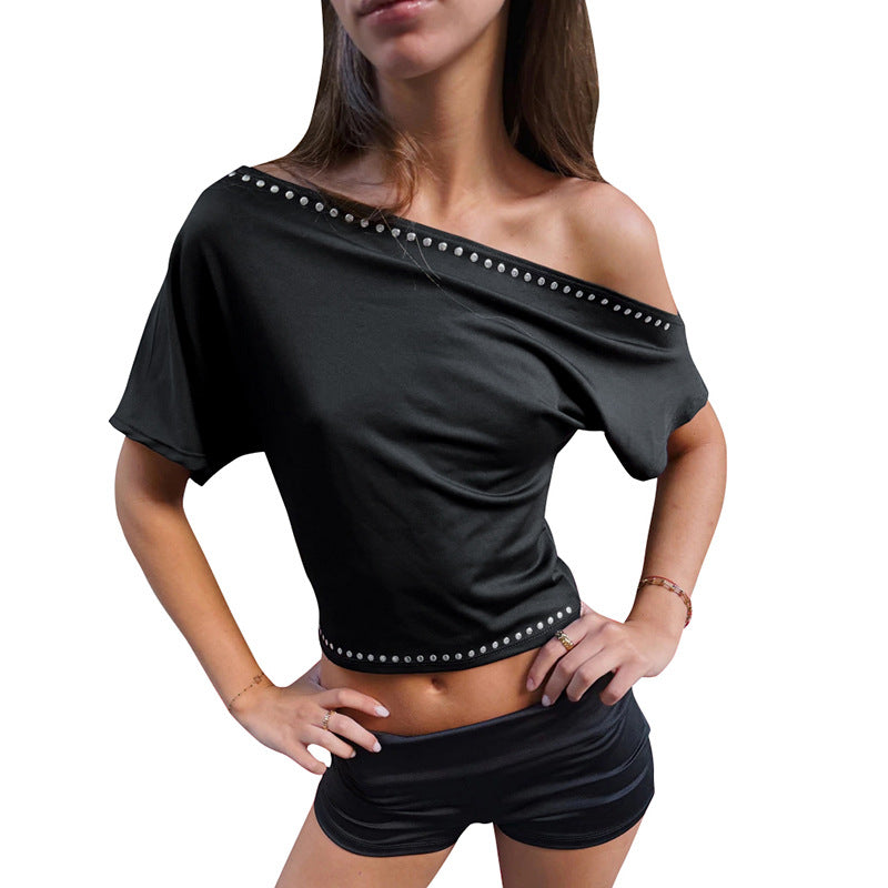 Damer asymmetrisk Crop-top med mjukt flödande tyg och dekorativa nitar Mirla-Eva Jonsson