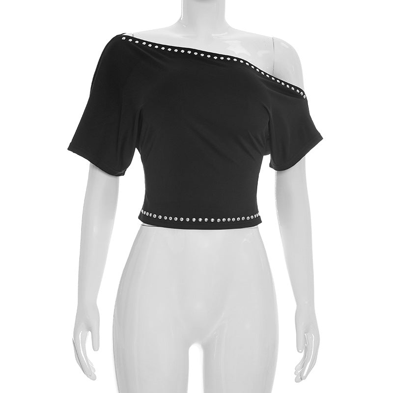 Damer asymmetrisk Crop-top med mjukt flödande tyg och dekorativa nitar Mirla-Eva Jonsson