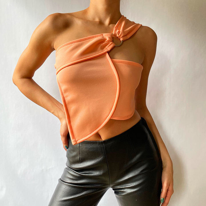 Damer asymmetrisk axelbands-topp med elegant ringdetalj Mirla-Eva Jonsson
