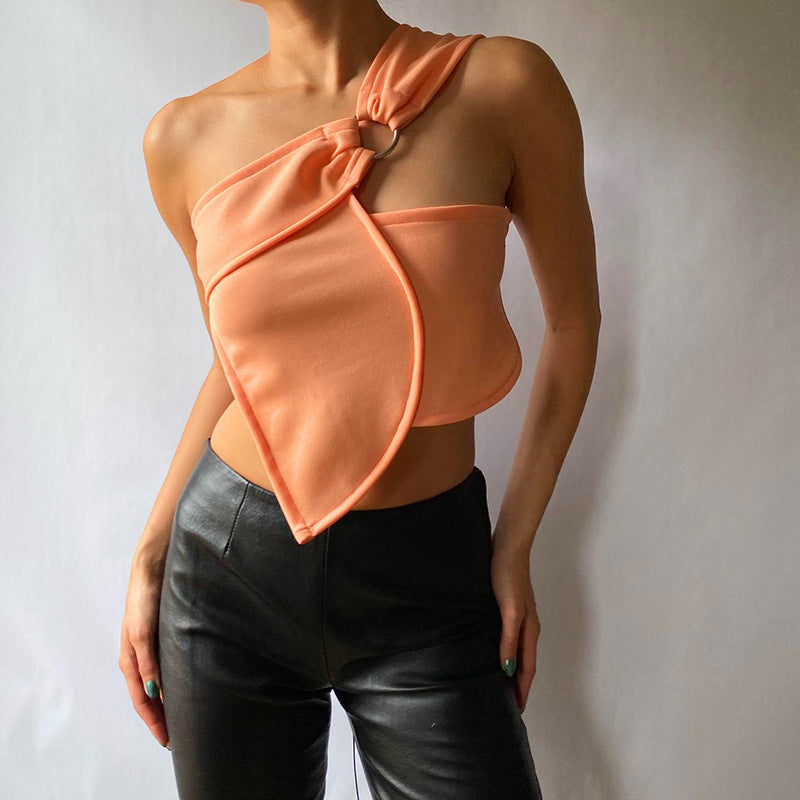 Damer asymmetrisk axelbands-topp med elegant ringdetalj Mirla-Eva Jonsson