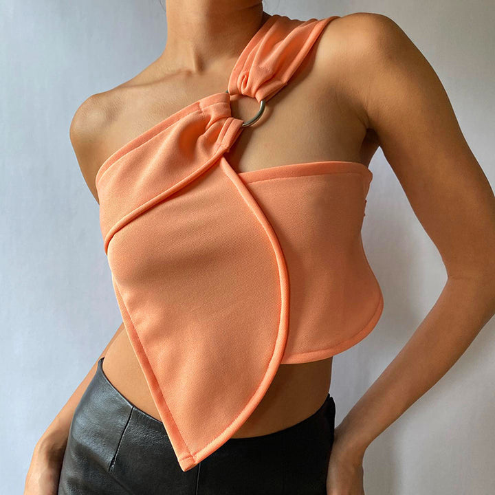 Damer asymmetrisk axelbands-topp med elegant ringdetalj Mirla-Eva Jonsson