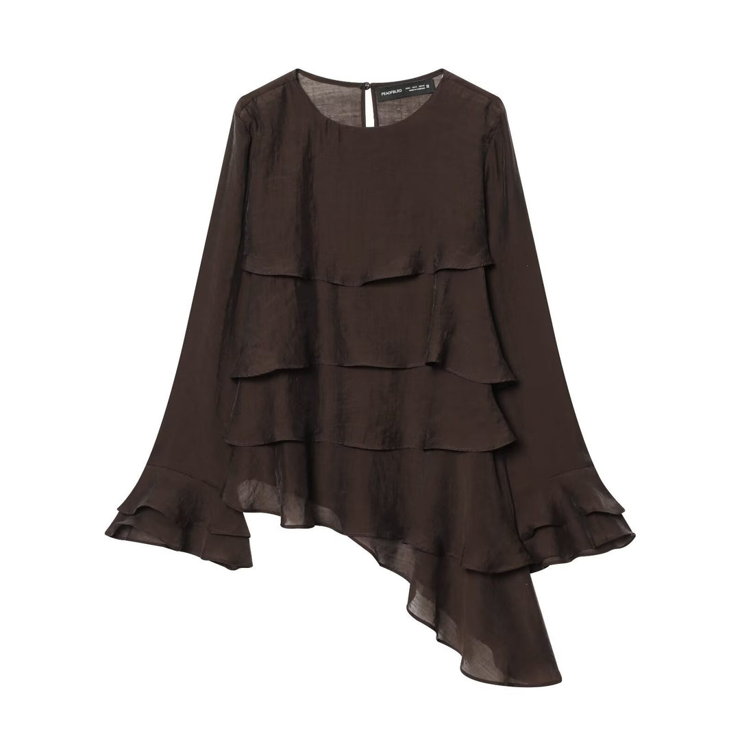 Damer asymmetrisk blus med volangdetaljer och elegant fall Mirla-Eva Jonsson