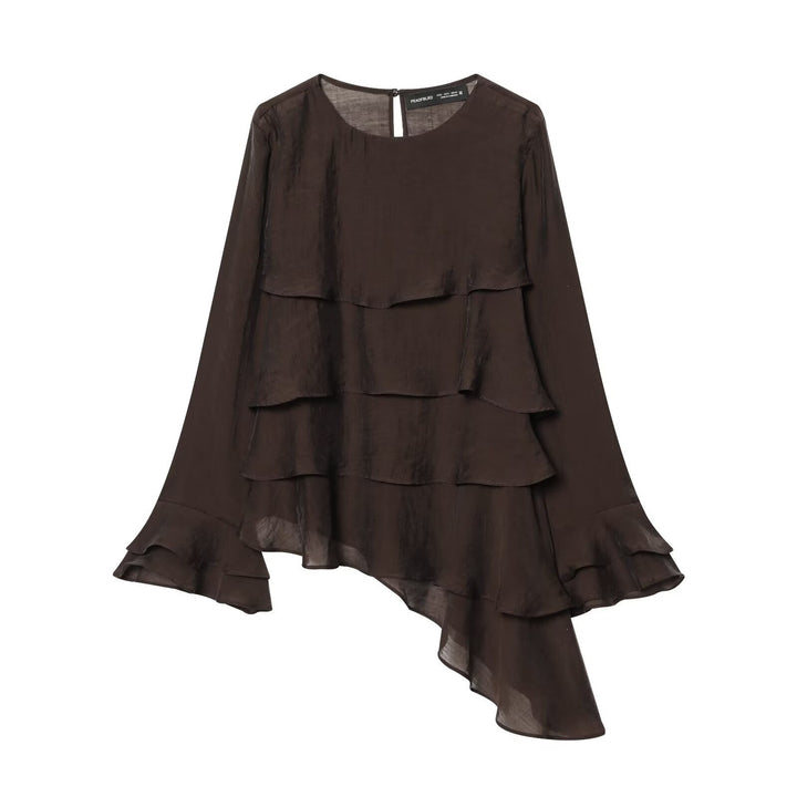 Damer asymmetrisk blus med volangdetaljer och elegant fall Mirla-Eva Jonsson