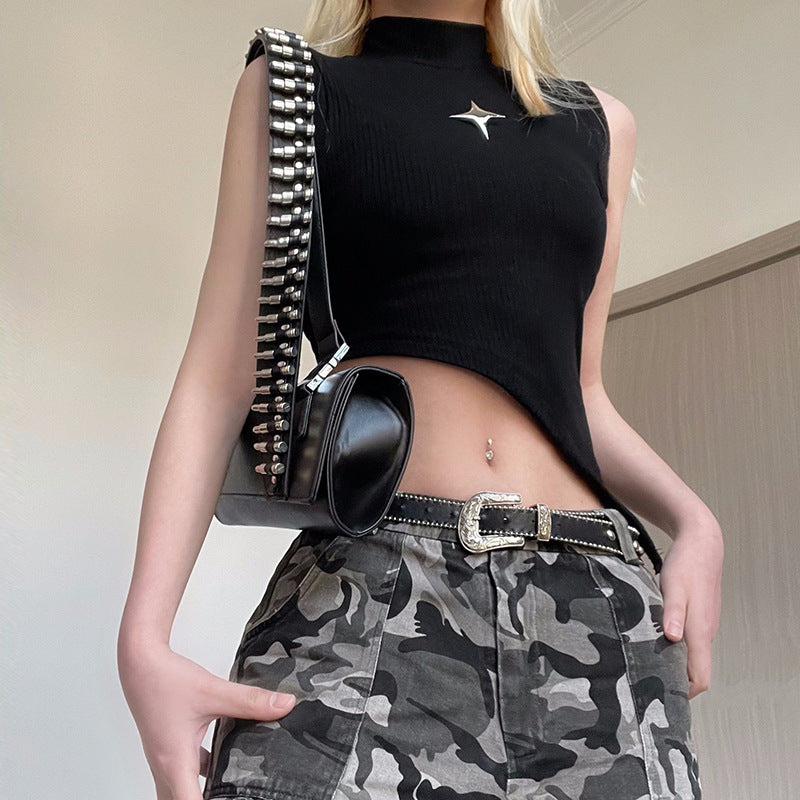Damer asymmetrisk crop-top med modern design och dekorativa detaljer Mirla-Eva Jonsson