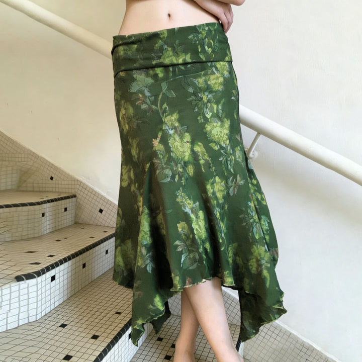 Damer asymmetrisk maxi kjol med blommiga accenter och elastisk midja Mirla-Eva Jonsson