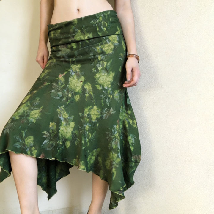 Damer asymmetrisk maxi kjol med blommiga accenter och elastisk midja Mirla-Eva Jonsson