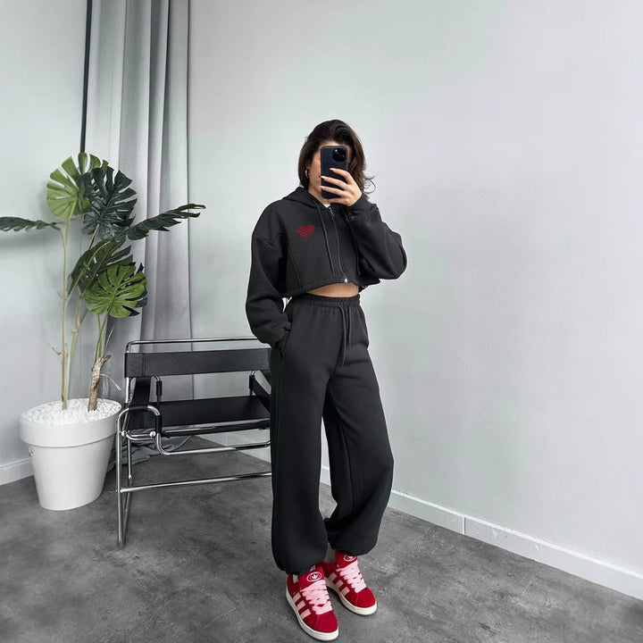 Damer avslappnad Cropped Hoodie och vid Joggingbyxor Set Mirla-Eva Jonsson